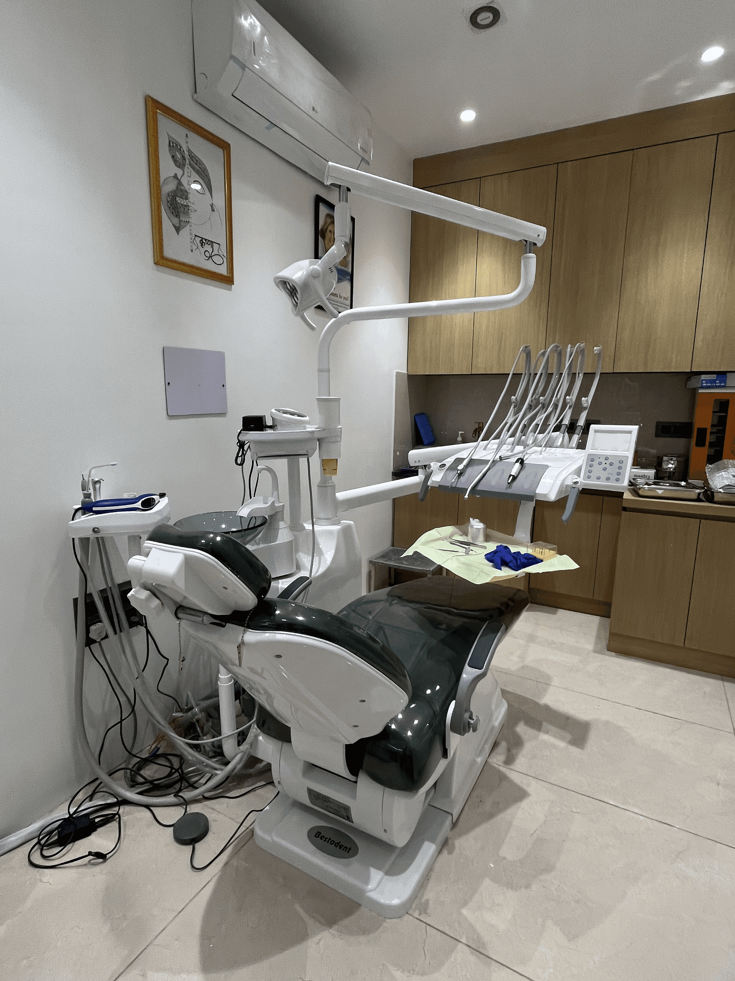 A dentist demonstrating a denture model at Renew Dental Clinic Noida, led by Dr. Suchi Singh, one of the best dentists in Noida Sector 47.
