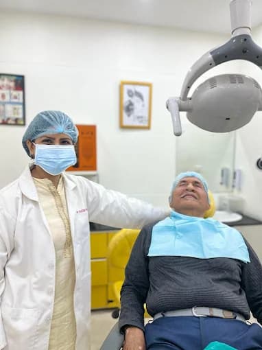 Dr Suchi with a patient smiling after treatment